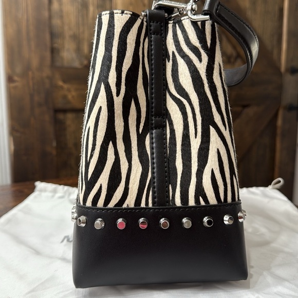 MICHAEL KORS Mercer Gallery Satchet Bucket - Picture 6 of 15